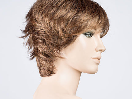 Peluca Club 10 de Ellen Wille, color Chocolate Rooted, vista lateral en maniquí