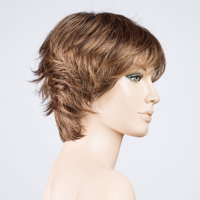 Peluca Club 10 de Ellen Wille, color Chocolate Rooted, vista lateral en maniquí