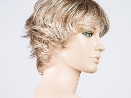 Peluca Club 10 de Ellen Wille, color Darksand Rooted, vista lateral en maniquí