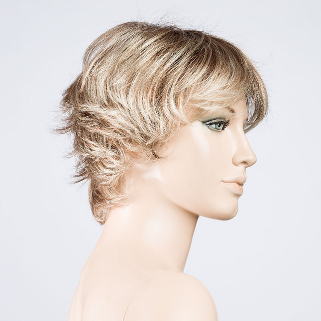 Peluca Club 10 de Ellen Wille, color Darksand Rooted, vista lateral en maniquí