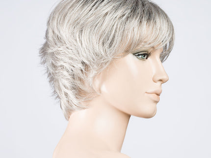 Peluca Club 10 de Ellen Wille, color Darksnow Rooted, vista lateral en maniquí
