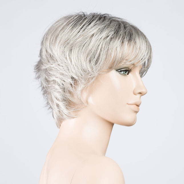 Peluca Club 10 de Ellen Wille, color Darksnow Rooted, vista lateral en maniquí