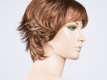 Peluca Club 10 de Ellen Wille, color Hazelnut Rooted, vista lateral en maniquí