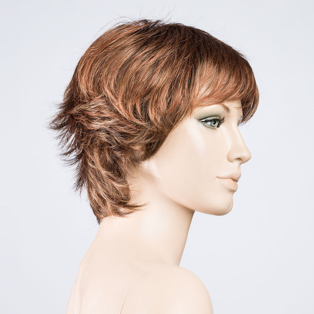 Peluca Club 10 de Ellen Wille, color Hazelnut Rooted, vista lateral en maniquí