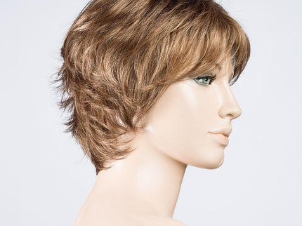 Peluca Club 10 de Ellen Wille, color Hotmocca Mix, vista lateral en maniquí
