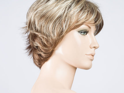 Peluca Club 10 de Ellen Wille, color Sandmulti Rooted, vista lateral en maniquí