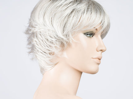 Peluca Club 10 de Ellen Wille, color Silverblonde Rooted, vista lateral en maniquí
