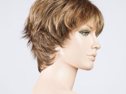 Peluca Club 10 de Ellen Wille, color Tobacco Rooted, vista lateral en maniquí