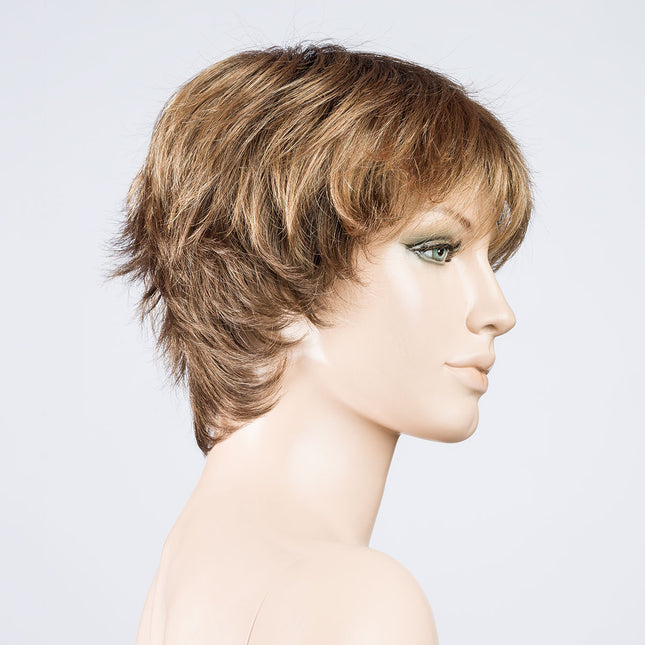 Peluca Club 10 de Ellen Wille, color Tobacco Rooted, vista lateral en maniquí