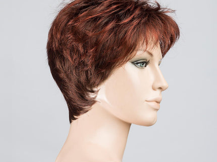 Peluca Coco de Ellen Wille, color Auburn Mix, vista lateral en maniquí