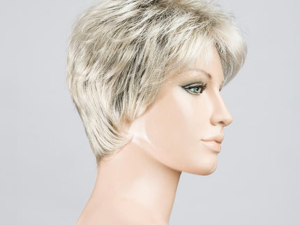 Peluca Coco de Ellen Wille, color Platinblonde Rooted, vista lateral en maniquí