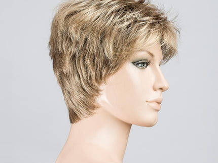 Peluca Coco de Ellen Wille, color Sand Rooted, vista lateral en maniquí