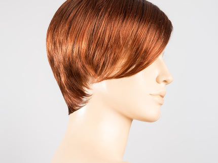 Peluca Disc Mono Part de Ellen Wille, color Auburn Rooted, vista lateral en maniquí