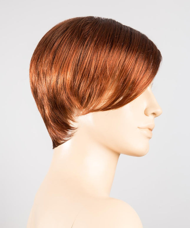 Peluca Disc Mono Part de Ellen Wille, color Auburn Rooted, vista lateral en maniquí