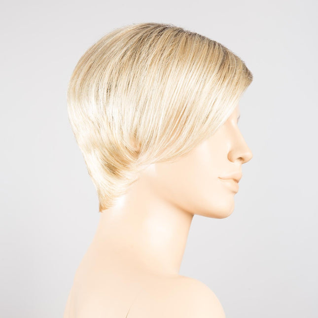 Peluca Disc Mono Part de Ellen Wille, color Champagne Rooted, vista lateral en maniquí