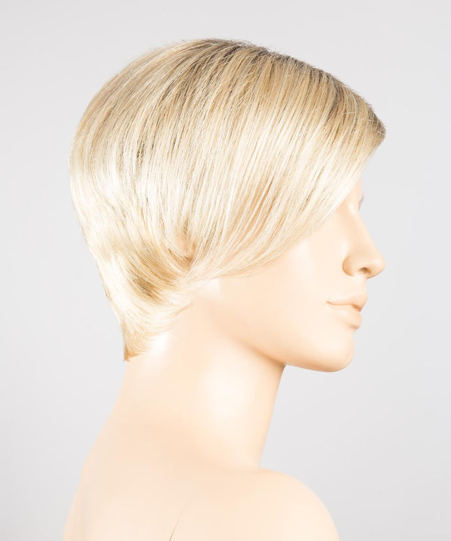 Peluca Disc Mono Part de Ellen Wille, color Champagne Rooted, vista lateral en maniquí