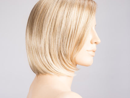 Peluca Elite Mono Part de Ellen Wille, color Champagne Mix, vista lateral en maniquí