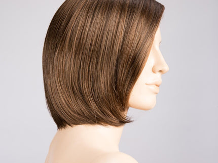Peluca Elite Mono Part de Ellen Wille, color Chocolate Rooted, vista lateral en maniquí