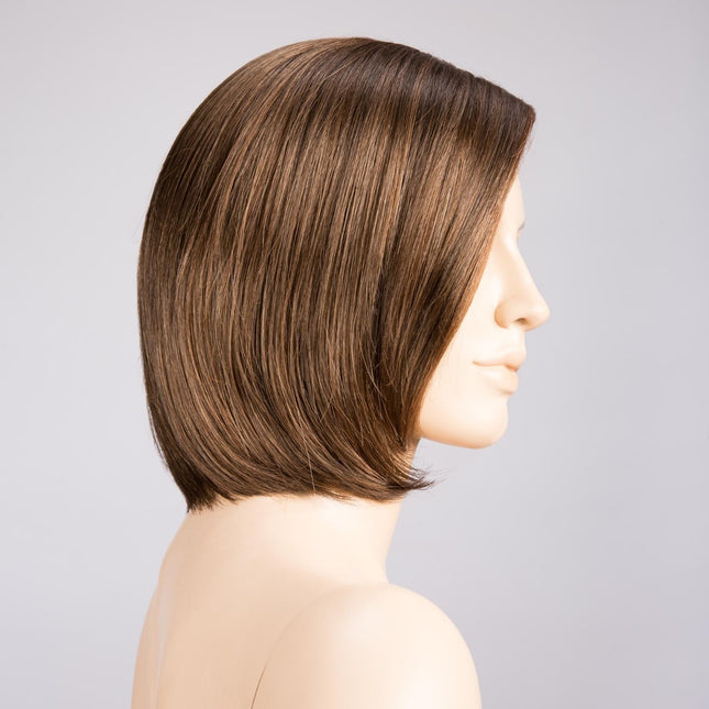 Peluca Elite Mono Part de Ellen Wille, color Chocolate Rooted, vista lateral en maniquí