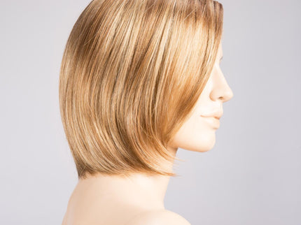 Peluca Elite Mono Part de Ellen Wille, color Ginger Rooted, vista lateral en maniquí
