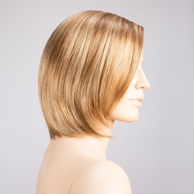 Peluca Elite Mono Part de Ellen Wille, color Ginger Rooted, vista lateral en maniquí