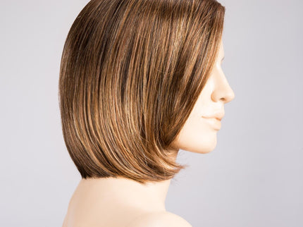 Peluca Elite Mono Part de Ellen Wille, color Hazelnut Mix, vista lateral en maniquí