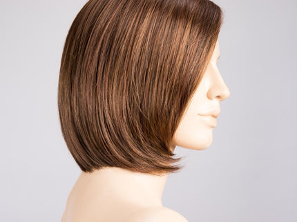 Peluca Elite Mono Part de Ellen Wille, color Hotchocolate Mix, vista lateral en maniquí