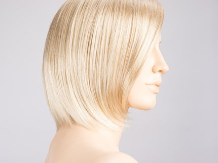 Peluca Elite Mono Part de Ellen Wille, color Lightchampgane Mix, vista lateral en maniquí