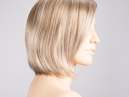 Peluca Elite Mono Part de Ellen Wille, color Pearl Rooted, vista lateral en maniquí