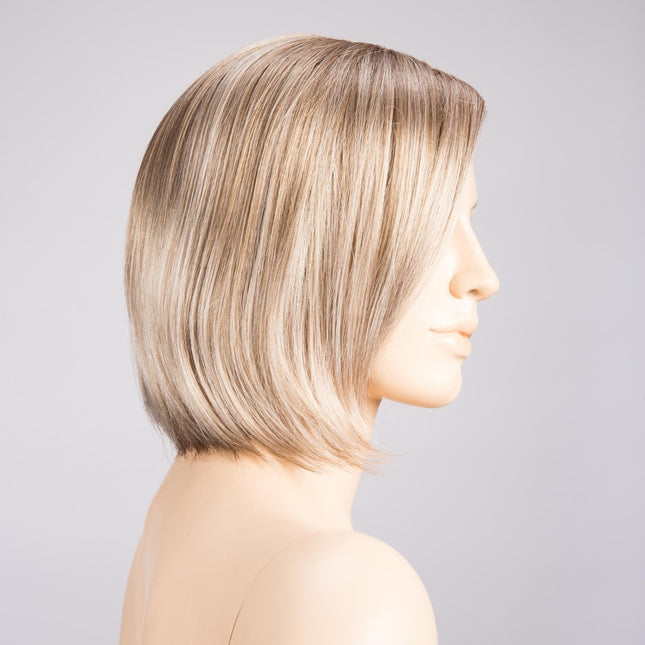 Peluca Elite Mono Part de Ellen Wille, color Pearl Rooted, vista lateral en maniquí