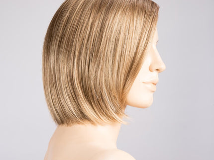 Peluca Elite Mono Part de Ellen Wille, color Sand Mix, vista lateral en maniquí