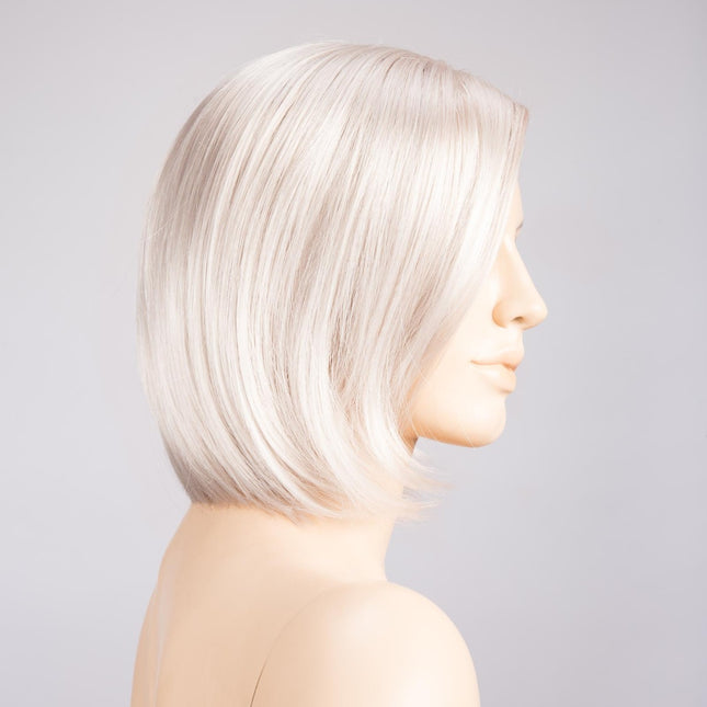 Peluca Elite Mono Part de Ellen Wille, color Silver Mix, vista lateral en maniquí