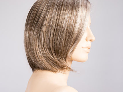 Peluca Elite Mono Part de Ellen Wille, color Smoke Rooted, vista lateral en maniquí