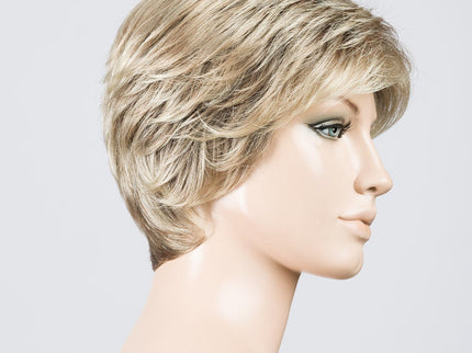 Peluca Estate Mono de Ellen Wille, color Sandyblonde Rooted, vista lateral en maniquí