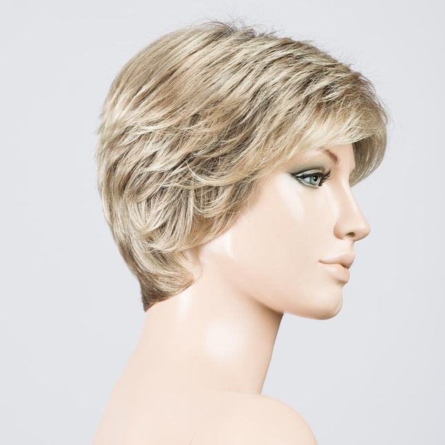 Peluca Estate Mono de Ellen Wille, color Sandyblonde Rooted, vista lateral en maniquí