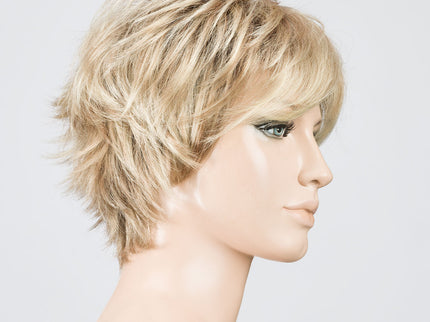 Peluca Flip Mono de Ellen Wille, color Champagne Rooted, vista lateral en maniquí