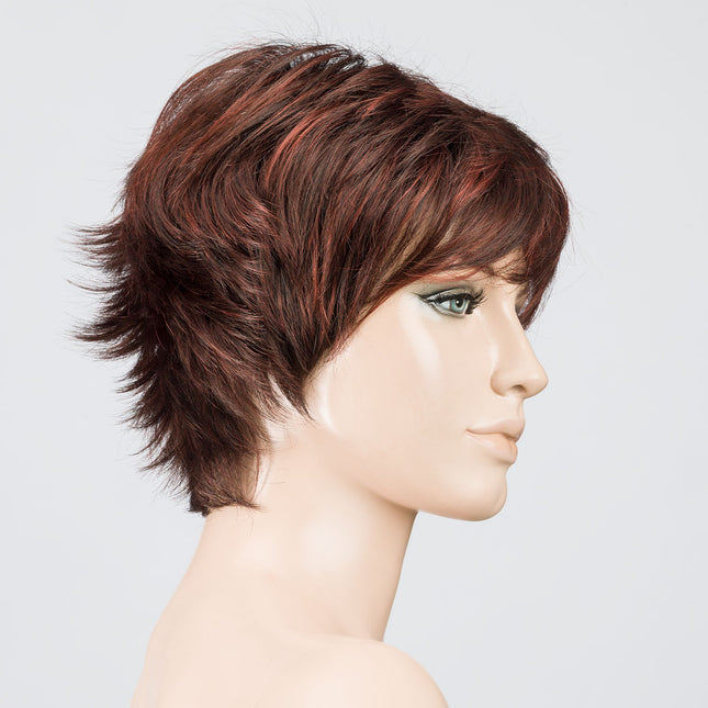 Peluca Flip Mono de Ellen Wille, color Darkauburn Rooted, vista lateral en maniquí