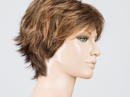 Peluca Flip Mono de Ellen Wille, color Hazelnut Rooted, vista lateral en maniquí