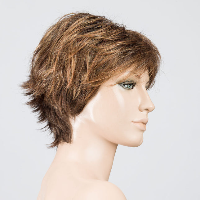 Peluca Flip Mono de Ellen Wille, color Hazelnut Rooted, vista lateral en maniquí