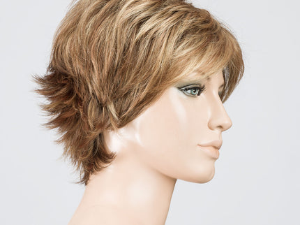 Peluca Flip Mono de Ellen Wille, color Lightbernstein Rooted, vista lateral en maniquí