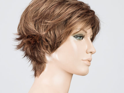 Peluca Flip Mono de Ellen Wille, color Mocca Rooted, vista lateral en maniquí