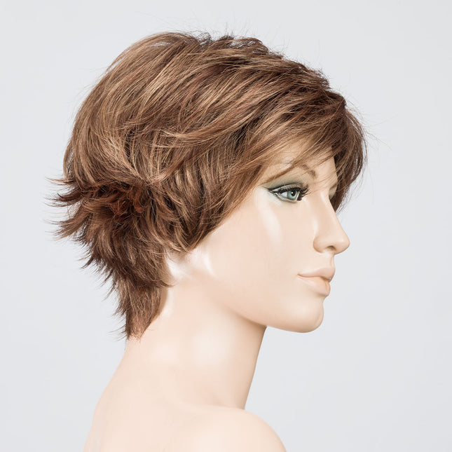 Peluca Flip Mono de Ellen Wille, color Mocca Rooted, vista lateral en maniquí