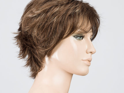 Peluca Flip Mono de Ellen Wille, color Nougat Rooted, vista lateral en maniquí