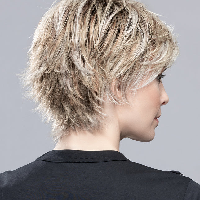 Peluca Flip Mono de Ellen Wille, color Pearlblonde Rooted, fotografía en persona, vista 3