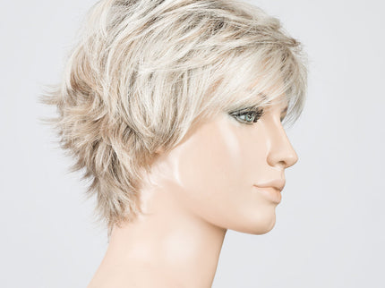 Peluca Flip Mono de Ellen Wille, color Pearlblonde Rooted, vista lateral en maniquí