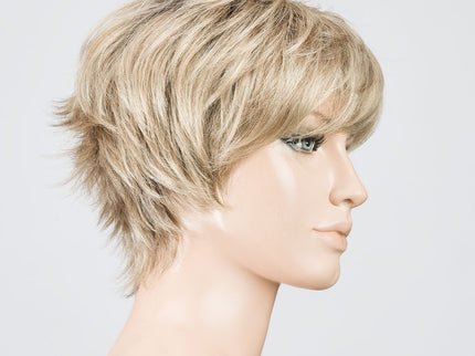 Peluca Flip Mono de Ellen Wille, color Sandyblonde Rooted, vista lateral en maniquí