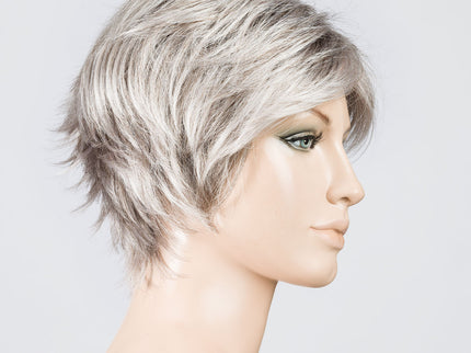 Peluca Flip Mono de Ellen Wille, color Stonegrey Rooted, vista lateral en maniquí