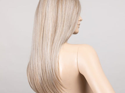 Peluca Mirage Deluxe de Ellen Wille, color Champagne Rooted, vista posterior y lateral en maniquí