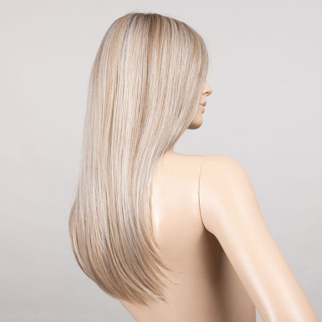 Peluca Mirage Deluxe de Ellen Wille, color Champagne Rooted, vista posterior y lateral en maniquí