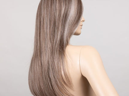 Peluca Mirage Deluxe de Ellen Wille, color Darksand Frosted, vista posterior y lateral en maniquí